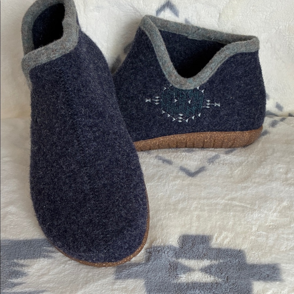 Taos Footwear Dark Blue and Light Gray Wool Booties